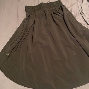 Lululemon black mid length skirt